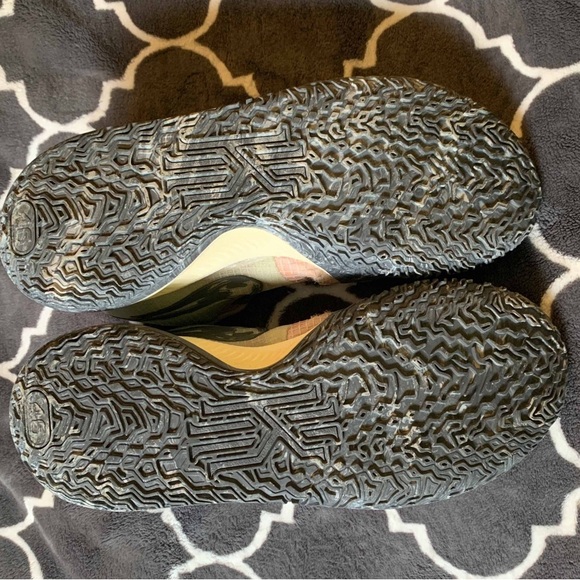 Nike Kyrie 4 Low “Pale Coral” - Picture 5 of 6